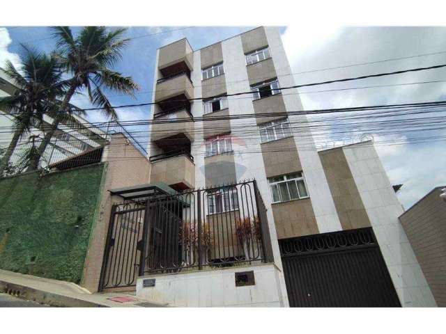 Apartamento com elevador, 2 quartos, 1 banheiro, sala, cozinha, área de serviço e uma vaga de garagem. Total da locação: R$  1.533,00