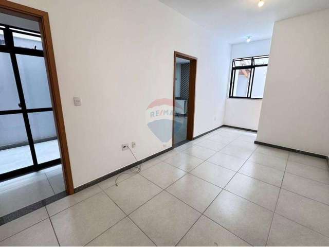 Apartamento com sala, 2 quartos com suite, cozinha com armários, lavanderia com área externa e 1 vaga de garagem, prédio com elevador.