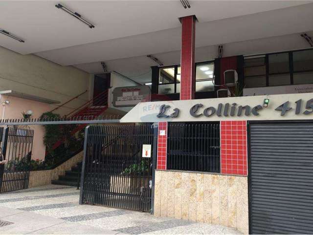 Quarto e Sala com armários na cozinha, 1 vaga de garagem, no centro e próximo dos colégios mais procurados de Juiz de Fora.