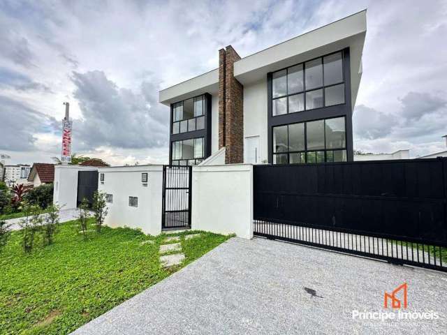 Casa com 03 dormitórios no América em Joinville