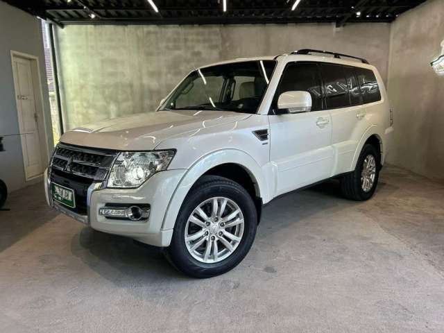 Mitsubishi Pajero HPE Full 3.8 V6 250cv 5p Aut. - Branca - 2015/2015