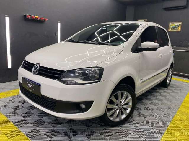 Volkswagen Fox 1.6 Mi Total Flex 8V 5p  - Branca - 2012/2012