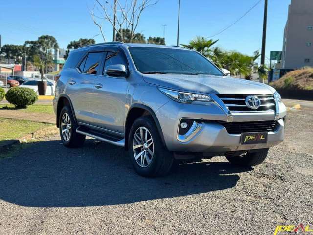 Toyota Hilux SW4 SRX - Prata - 2018/2019