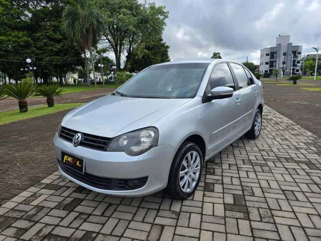 Volkswagen Polo Sedan 1.6  - Prata - 2012/2013