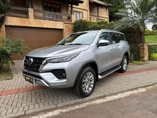 Toyota Hilux SW4 SRX 2.8 - Prata - 2021/2022