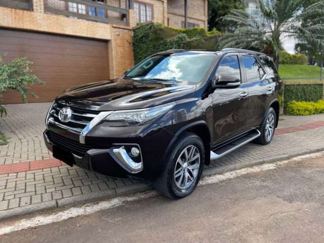 Toyota Hilux SRX 2.8 - Marrom - 2016/2017