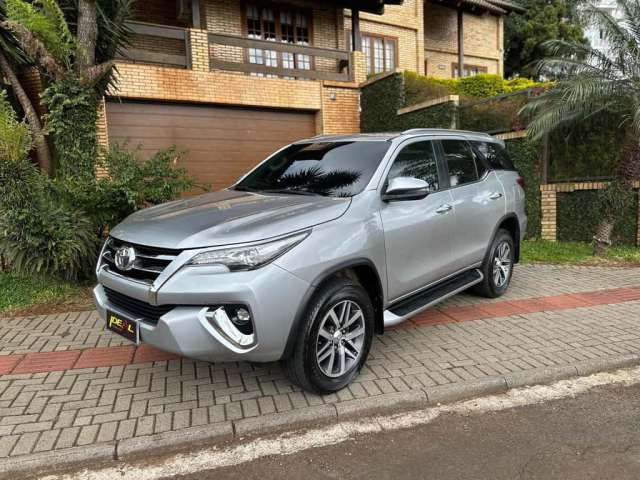 Toyota Hilux SW4 SRX 4x4 2.8  - Prata - 2017/2018