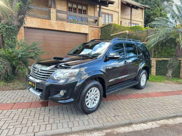 Toyota Hilux SW4 SRV 4x4 3.0 - Preta - 2014/2015