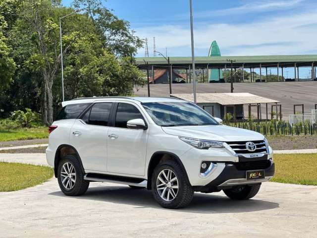 Toyota Hilux SW4 SRX 4x4 2.8  - Branca - 2017/2017