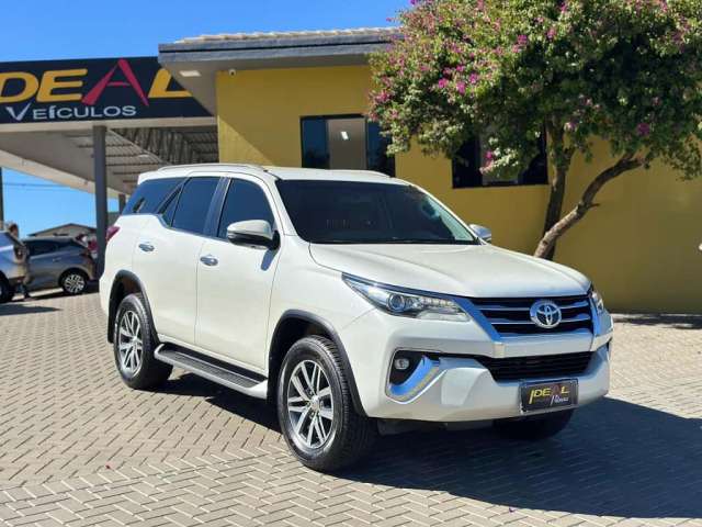 Toyota Hilux SW4 SRX 4X4 2.8  - Branca - 2018/2019