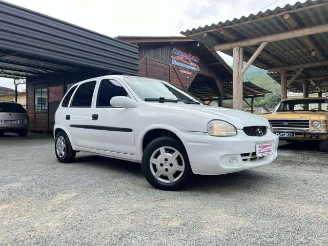 Chevrolet Corsa Wind 1.6 MPFi 4p  - Branca - 2001/2002