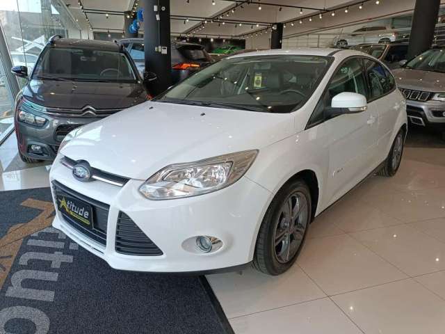 Ford Focus HATCH 1.6 AUTOMATICO  - Branca - 2014/2015