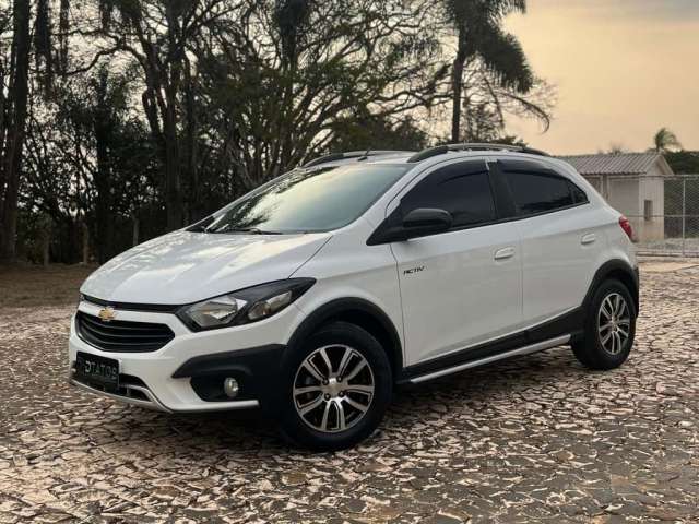 Chevrolet Onix HATCH ACTIV 1.4 8V Flex 5p Mec.  - Branca - 2016/2017