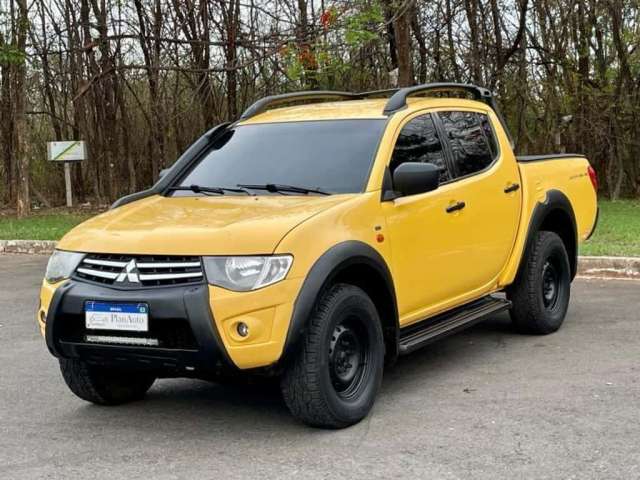 Mitsubishi L200 Triton MC/ SAVANA - Amarela - 2014/2014