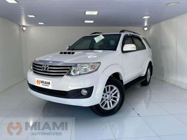 Toyota Hilux SW4 SW4 SRV 3.0 4x4 com 7 lugares - Branca - 2012/2013