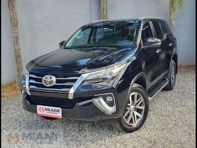 Toyota Hilux SW4 SRX 2.8 4x4 com 7L - Preta - 2017/2018