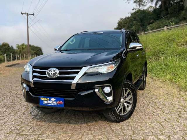 Toyota Hilux SW4 SR 4x2 2.7 Flex 16V Aut - 7 Lugares - Preta - 2017/2017