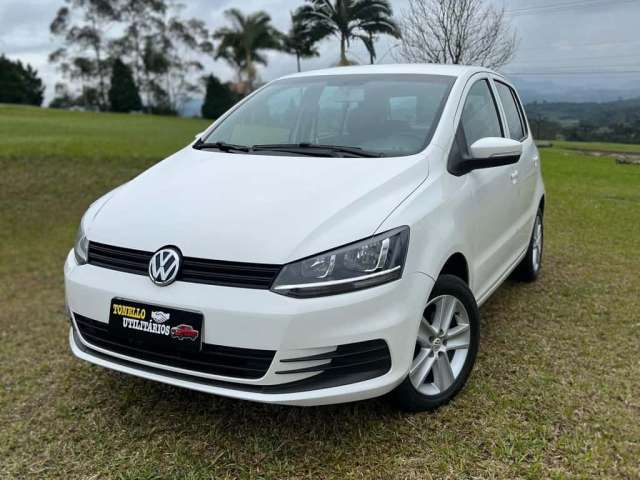 Volkswagen Fox Trendline 1.0 Flex 8V 5p  - Branca - 2014/2015