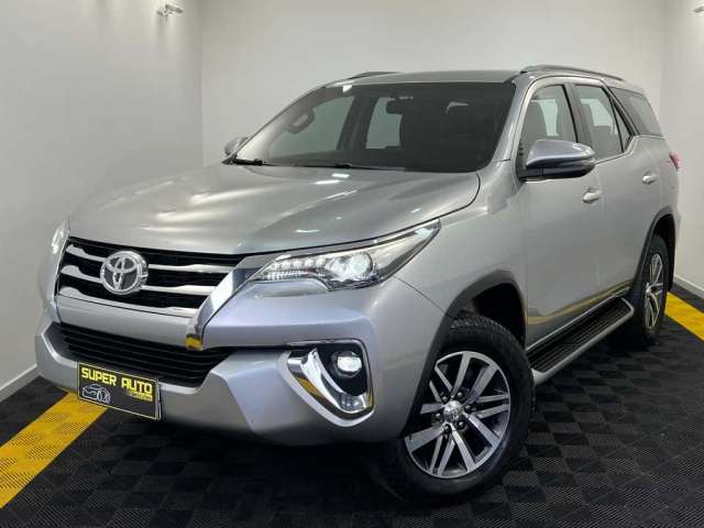 Toyota Hilux SW4 SRX 2.8T 177CV 4X4 7L - Prata - 2018/2019