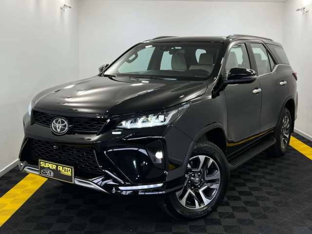 Toyota Hilux SW4 DIAMOND 7 LUGARES 2.8T 204CV - Preta - 2023/2024