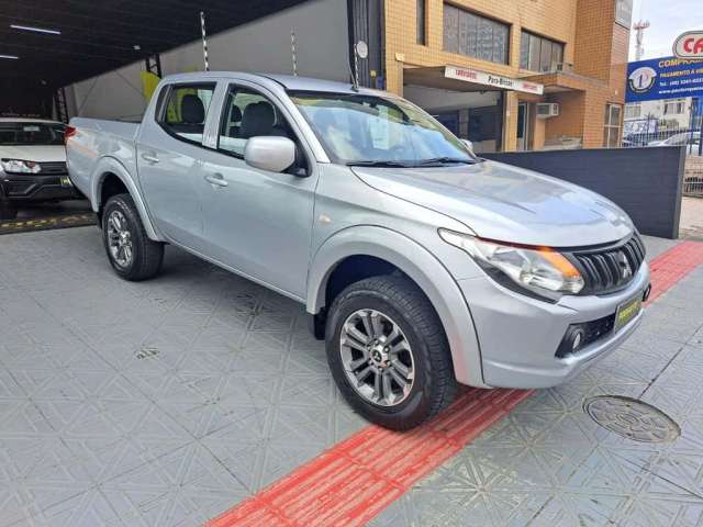 Mitsubishi L200 GL 2.5 4X4 CD Diesel  - Prata - 2022/2023