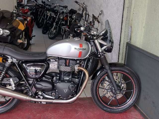 TRIUMPH STREET TWIN 900CC IMPECAVEL COM APENAS 20.000KM