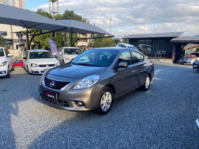 Nissan Versa SL 1.6 16V FlexStart 4p Mec.  - Cinza - 2013/2014