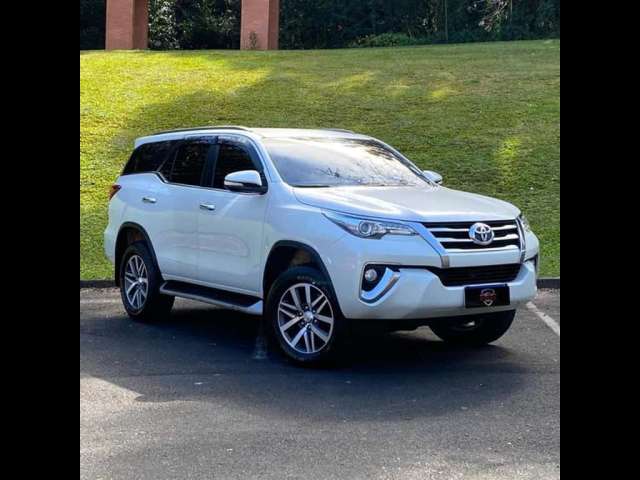 TOYOTA HILUX SW4 2.8 SRX 4X4 7 LUGARES 2017