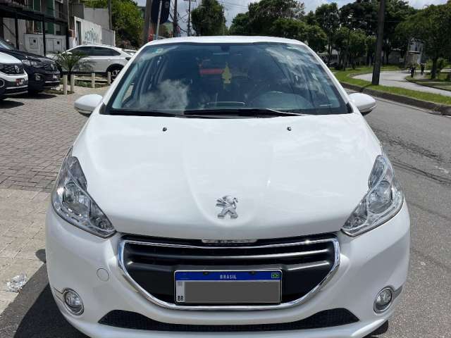 Peugeot 208 active. Ano 2014