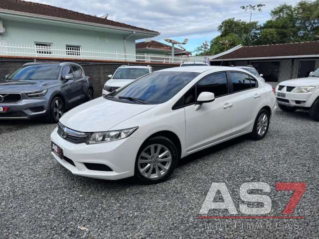 Honda Civic Sedan LXS 1.8/1.8 Flex 16V Mec. 4p  - Branca - 2013/2014