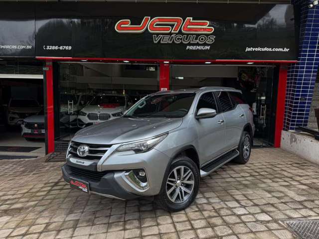 Toyota Hilux SW4 SRX 4x4 2.8 TDI 16V Dies. Aut.  - Prata - 2017/2018