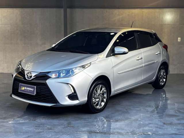 Toyota Yaris HA XS15 - Prata - 2022/2023