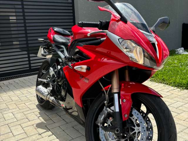 TRIUMPH DAYTONA à venda.