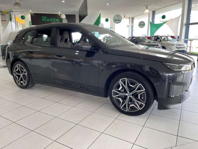 ** BMW iX xDrive40 2023 com 15.000 km: O Futuro da Mobilidade é Agora! **