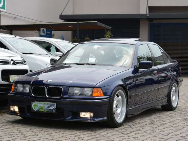 BMW325 i 