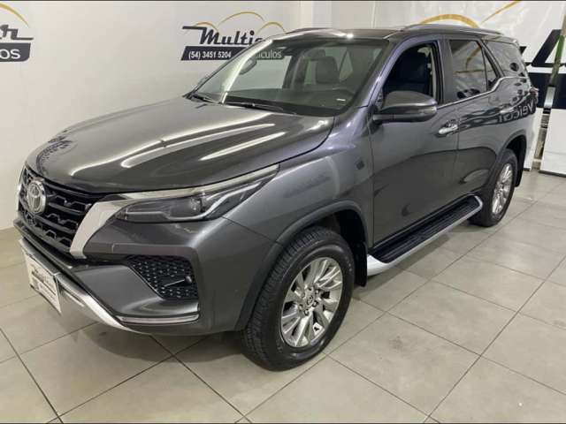 Toyota HILUX SW4 2.8 D-4D TURBO DIESEL SRX 4X4 AUTOMÁTICO