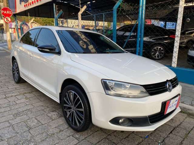 Volkswagen Jetta Highline 2.0 TSI com Teto Solar - Branca - 2012/2013