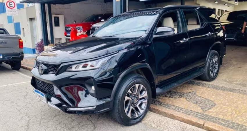 Toyota HILUX SW4 2.8 D-4D TURBO DIESEL DIAMOND 7L 4X4 AUTOMÁTICO
