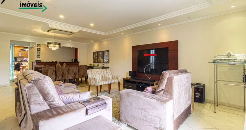 Casa Padrão com 3 Dormitórios e 4 Banheiros em Embaré, Santos - R$1.350.000,00