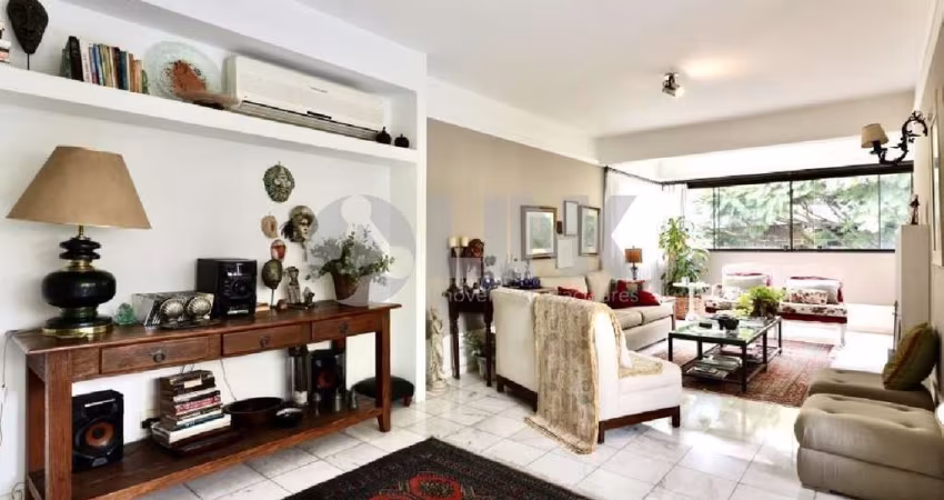 Apartamento alto padrão com 3 quartos e 3 vagas à venda no bairro Petrópolis em Porto Alegre