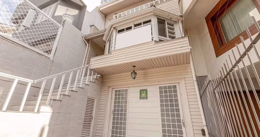 Casa de 3 quartos com 3 suítes e 4 vagas à venda no bairro Chácara das Pedras em Porto Alegre