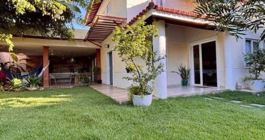 ❌BAIXOU❌ OPORTUNIDADE Incrível casa com 4/4 sendo 03 suítes em Buraquinho! Muito quintal! ENERGIA SOLAR.