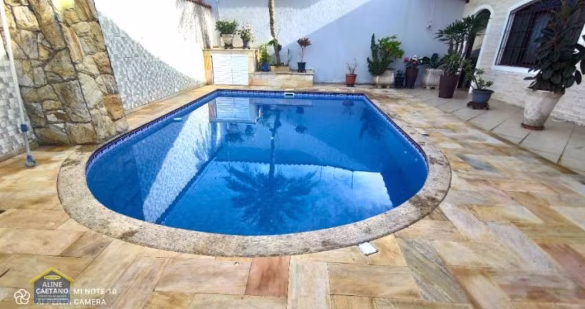 Casa Térrea Isolada com Piscina e Churrasqueira - 5 vagas de garagem!!