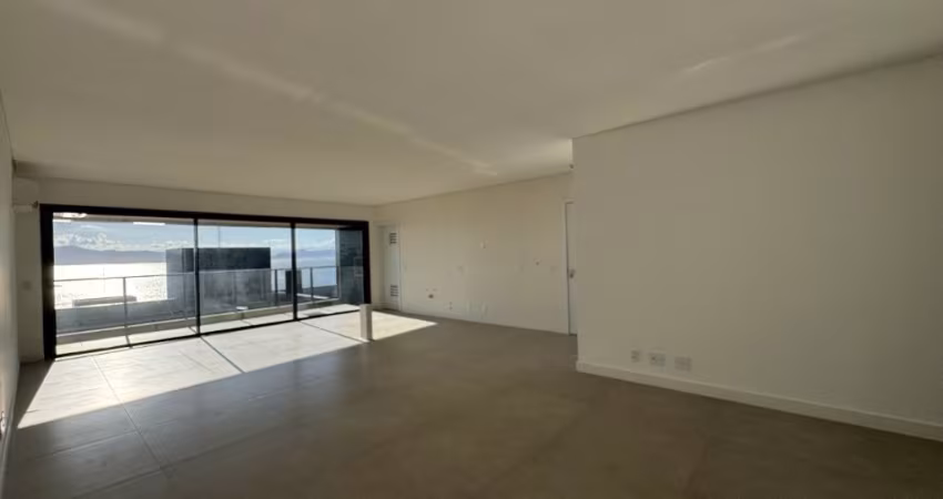 Apartamento de 176m² com 3 suítes, 5 banheiros e 4 vagas de garagem em Cacupé