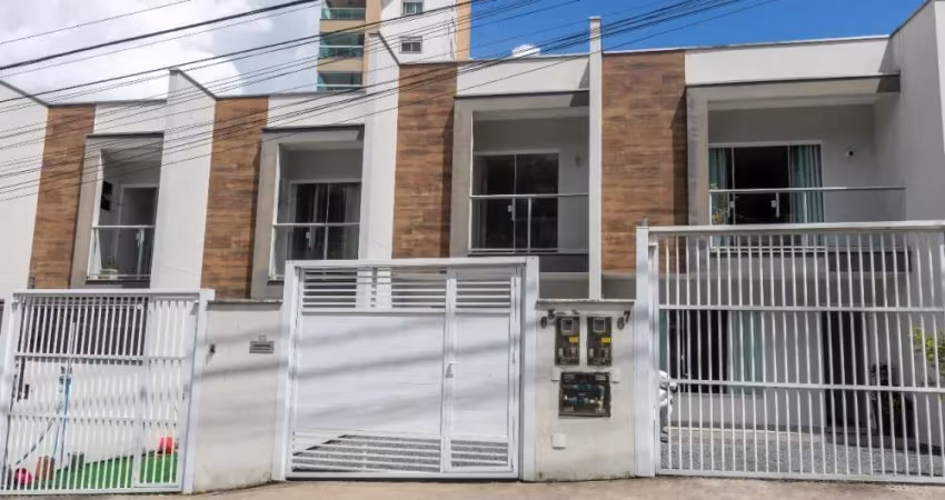 Belíssimo sobrado tríplex com 2 suítes no Bairro Escola Agrícola