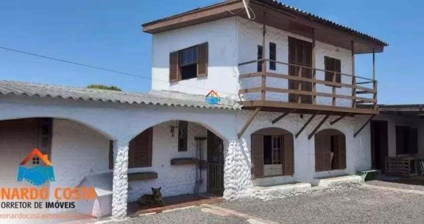 Casa com dois andares e mais anexo em Balneário Pinhal