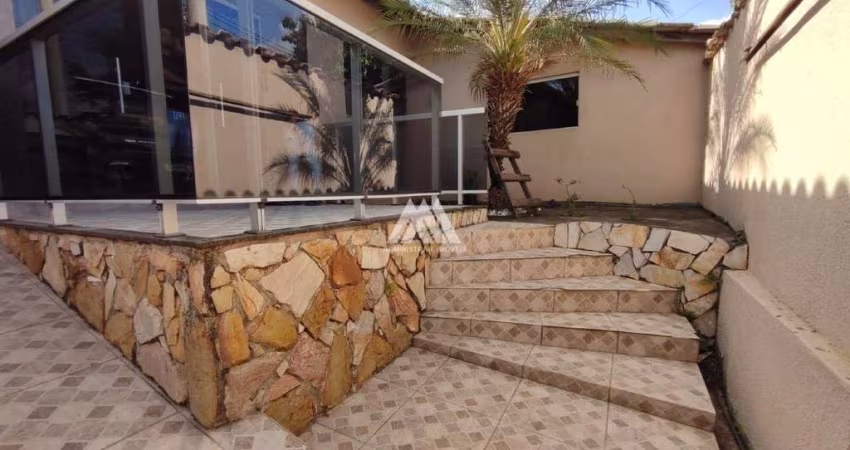 Vendo casa em Itaúna com área gourmet e piscina em ótima localização