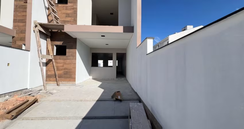 Sobrado com 2 dormitórios sendo 2 suítes com 117 m² por R$ 570.000 - Potecas - São José/SC