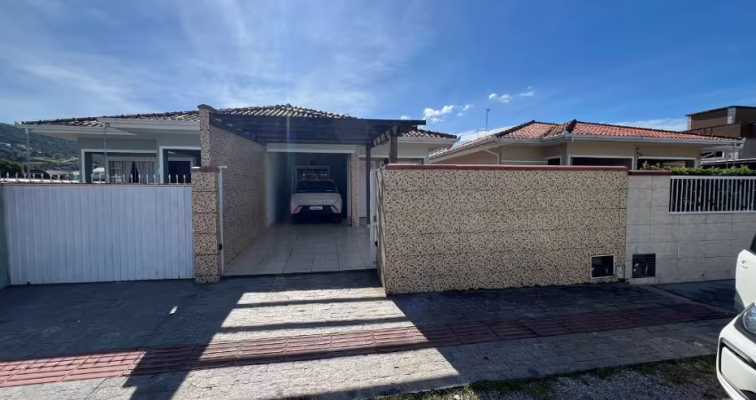 Casa com piscina e Área de lazer em Biguaçu - SC bairro fundos