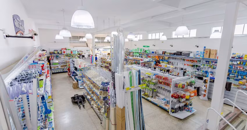 Vende-se Casa com Ponto Comercial com terreno de 1000m² no Bairro Alto, Curitiba/Paraná.